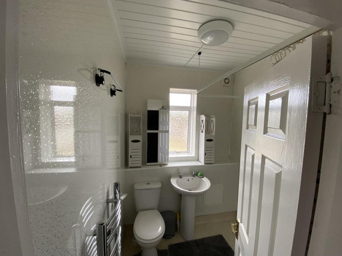 Private Lounge And Double Room Kilwinning Экстерьер фото